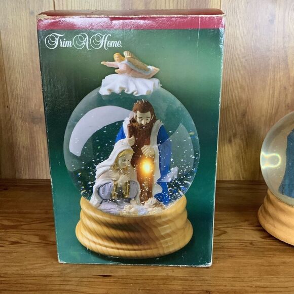 Vintage Nativity Musical Snow Globe, Lighted Musical Nativity Snow Globe - Picture 7 of 8